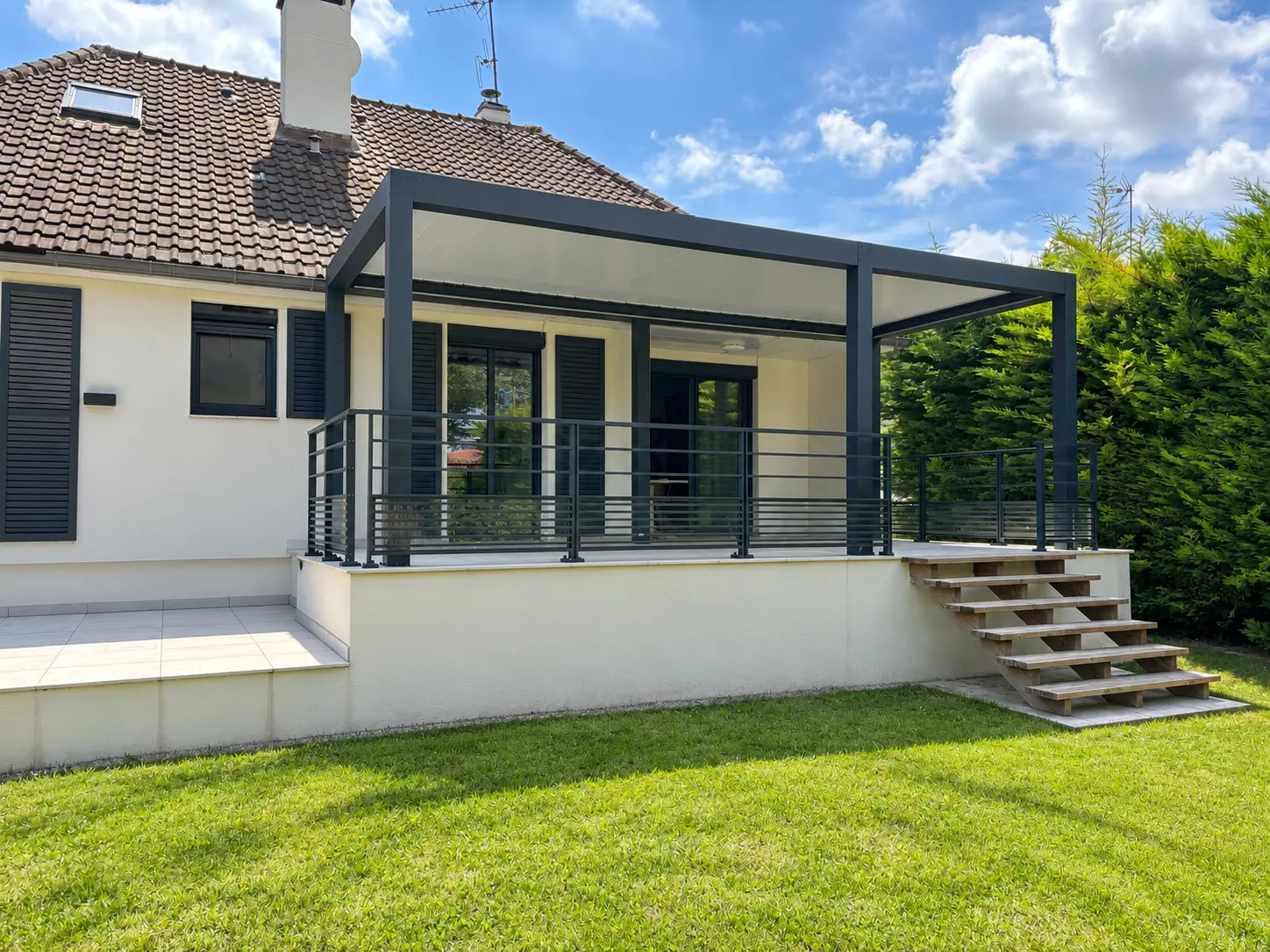 Terrasse épurée et abri aluminium réalisés par Largillier