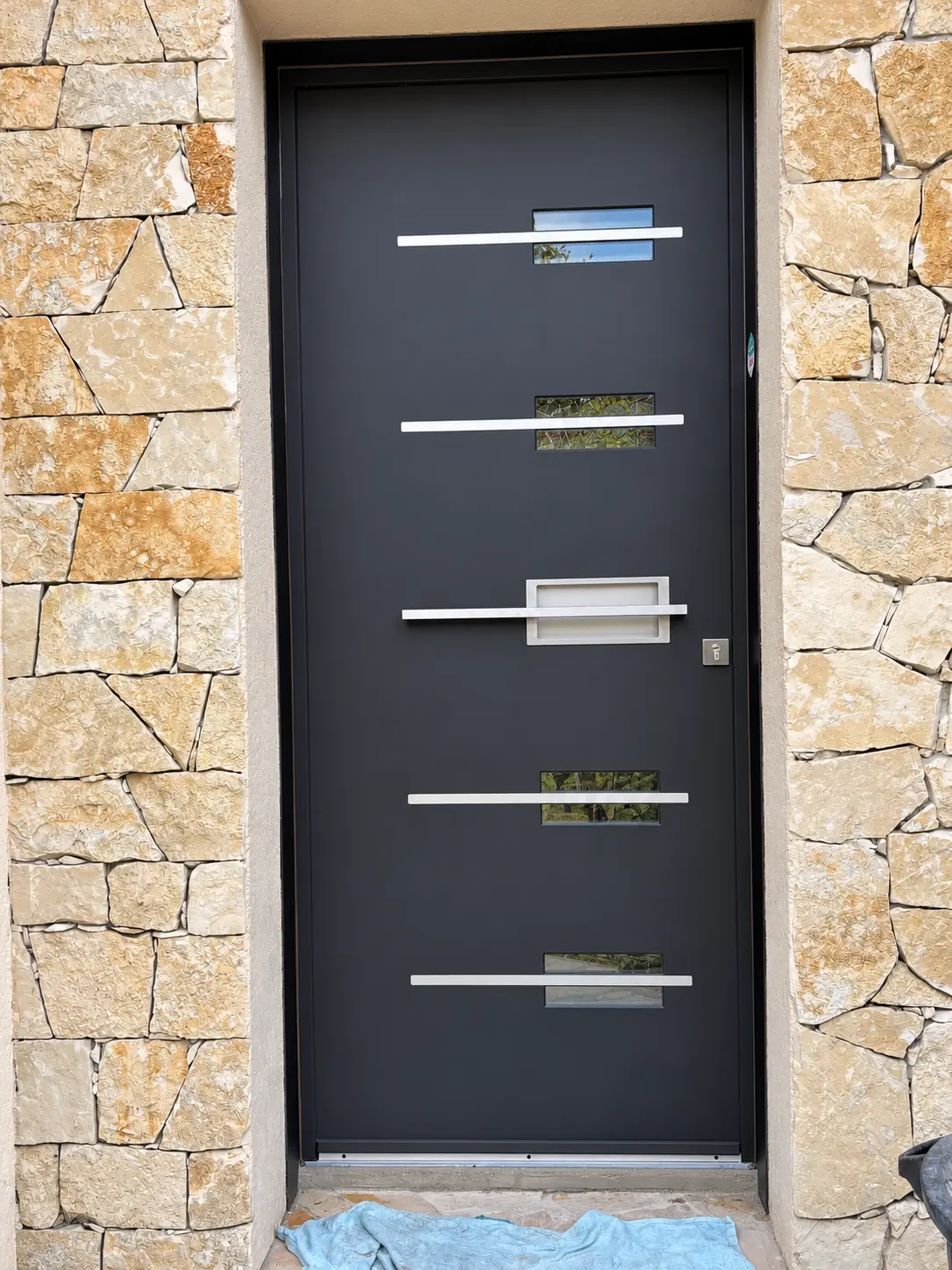 Porte anthracite avec vitrages horizontaux et inserts argentés